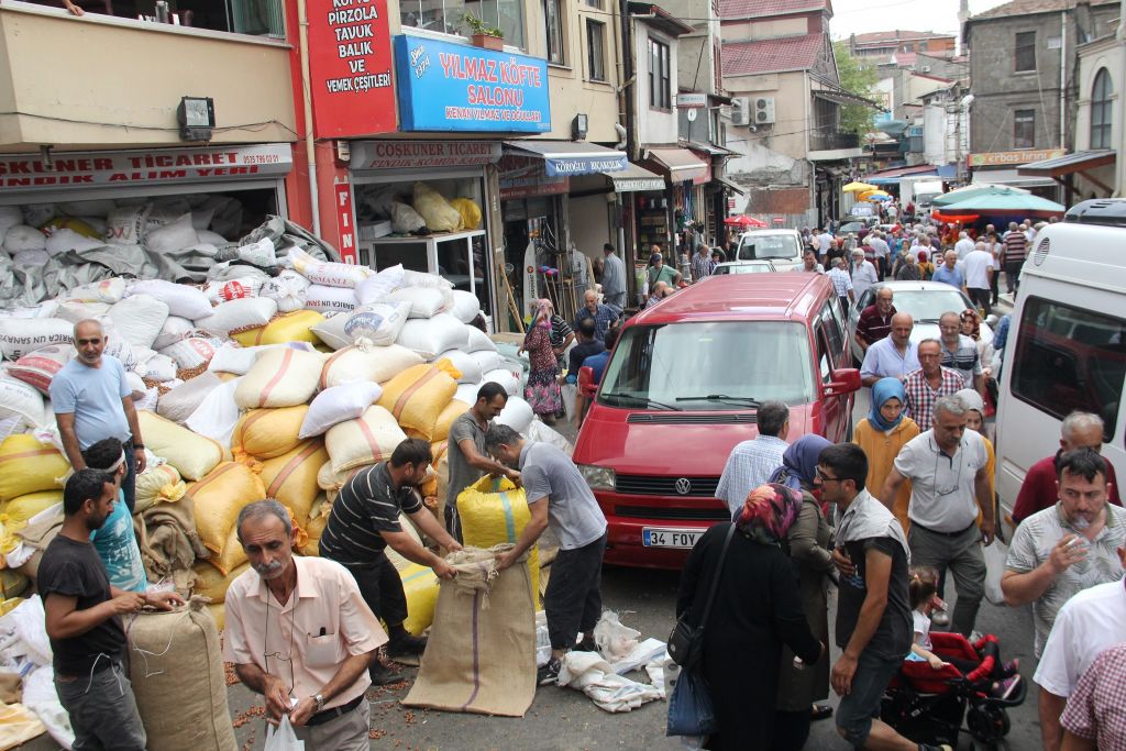 TÜCCARLARIN BULUNDUĞU CADDE VE SOKAKLAR FINDIKLA DOLDU TAŞTI..