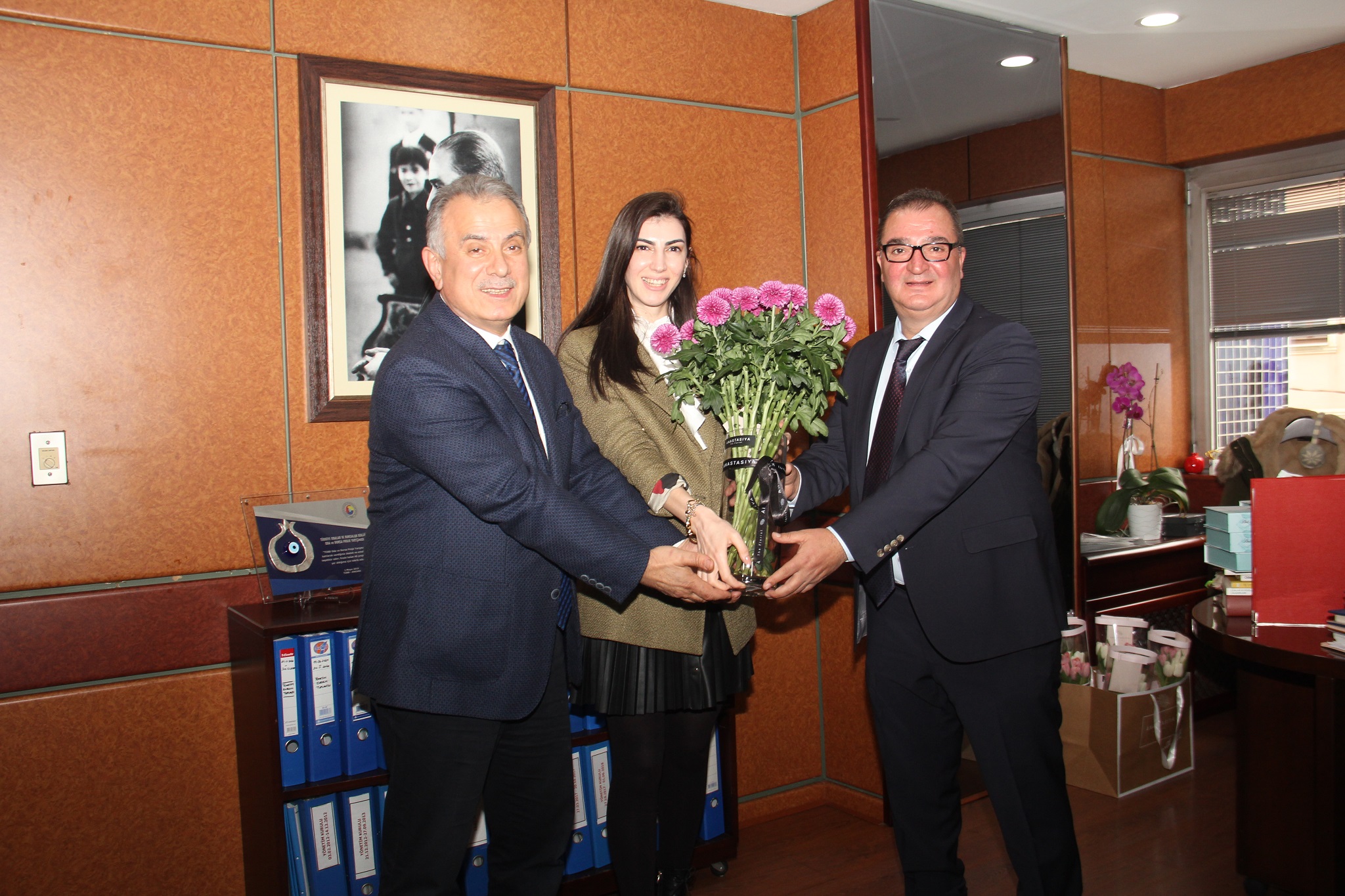 Başkanlardan Genel Sekreter ve Kadın Personele jest